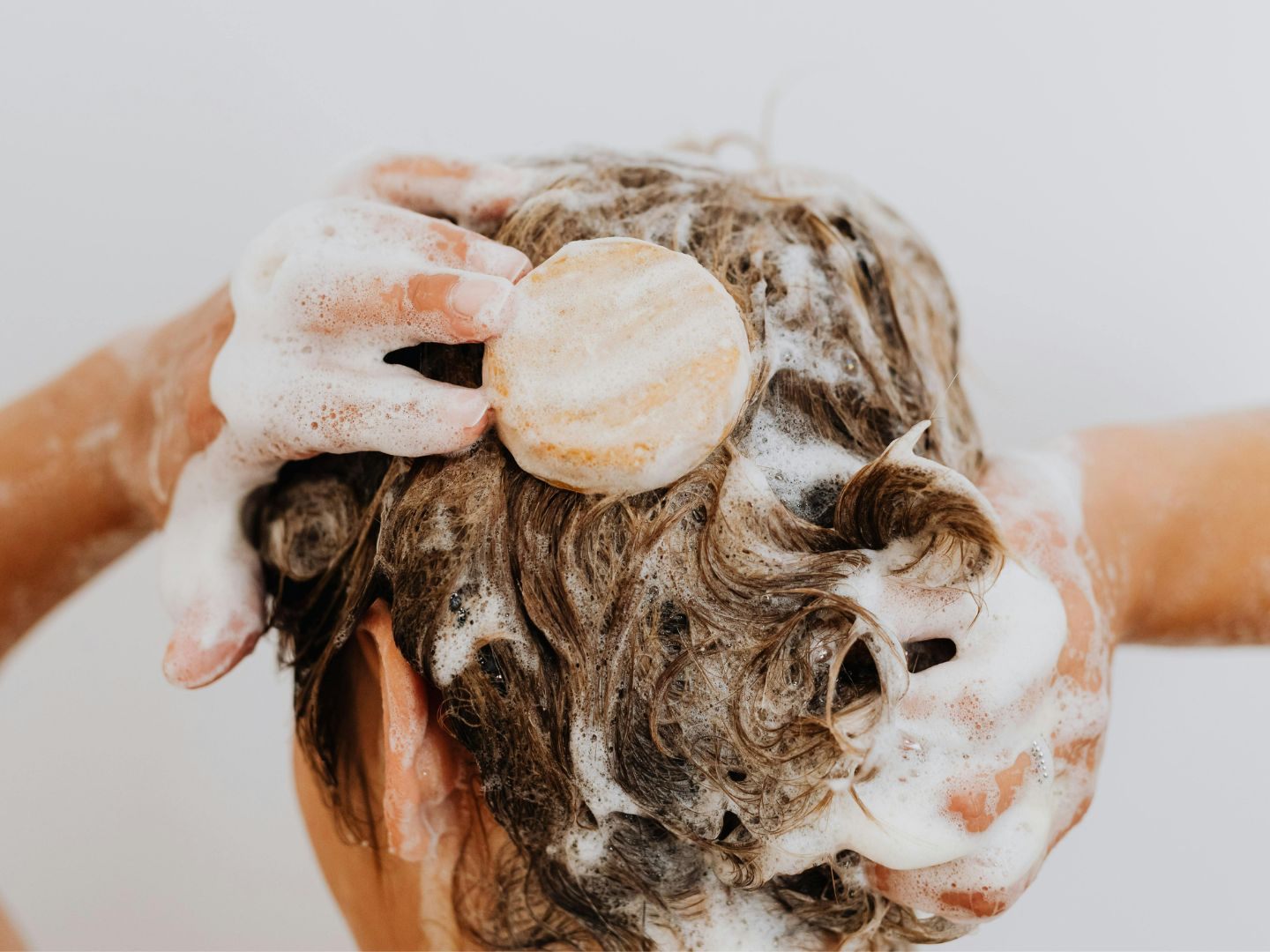 Mit einer Prise Salz im Shampoo sollen Haare frischer, voluminöser und griffiger wirken.