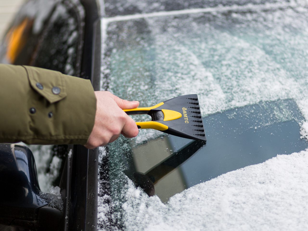 Praktische-Tipps-zum-Eiskratzen-Sch-den-und-Strafen-vermeiden