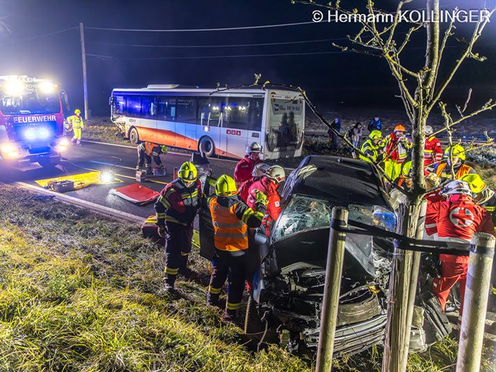 Frontal-Crash-zwischen-Auto-und-Linienbus-in-O-Zw-lf-Verletzte