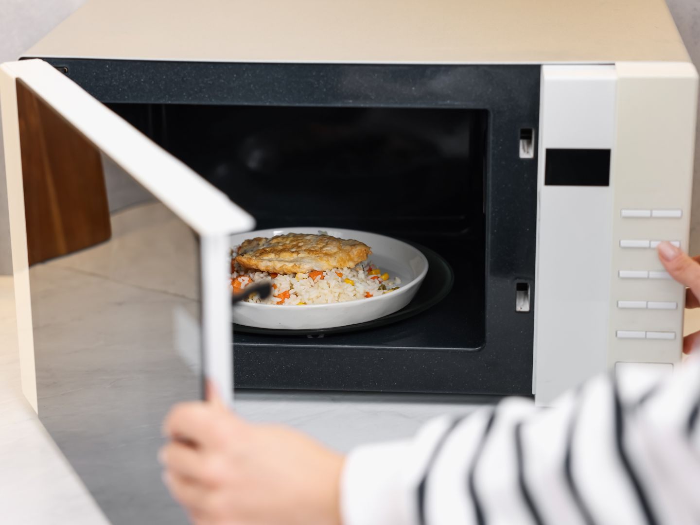 Ein Physiker erklärt, warum Mikrowellen oft ungleichmäßig erwärmen – und welches Geschirr besonders gefährlich sein kann.