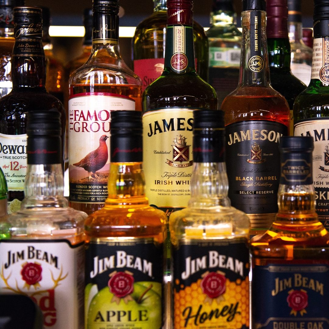 Einer der bekanntesten Whiskey-Hersteller der USA stellt die Produktion am Stammsitz für ein Jahr ein.