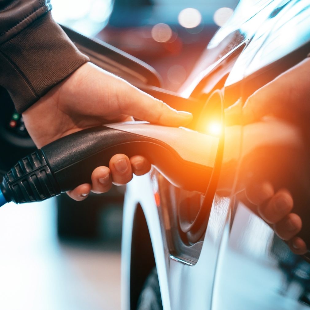 Japanische Forscher entwickeln revolutionäre Lithium-Luft-Batterie (links).