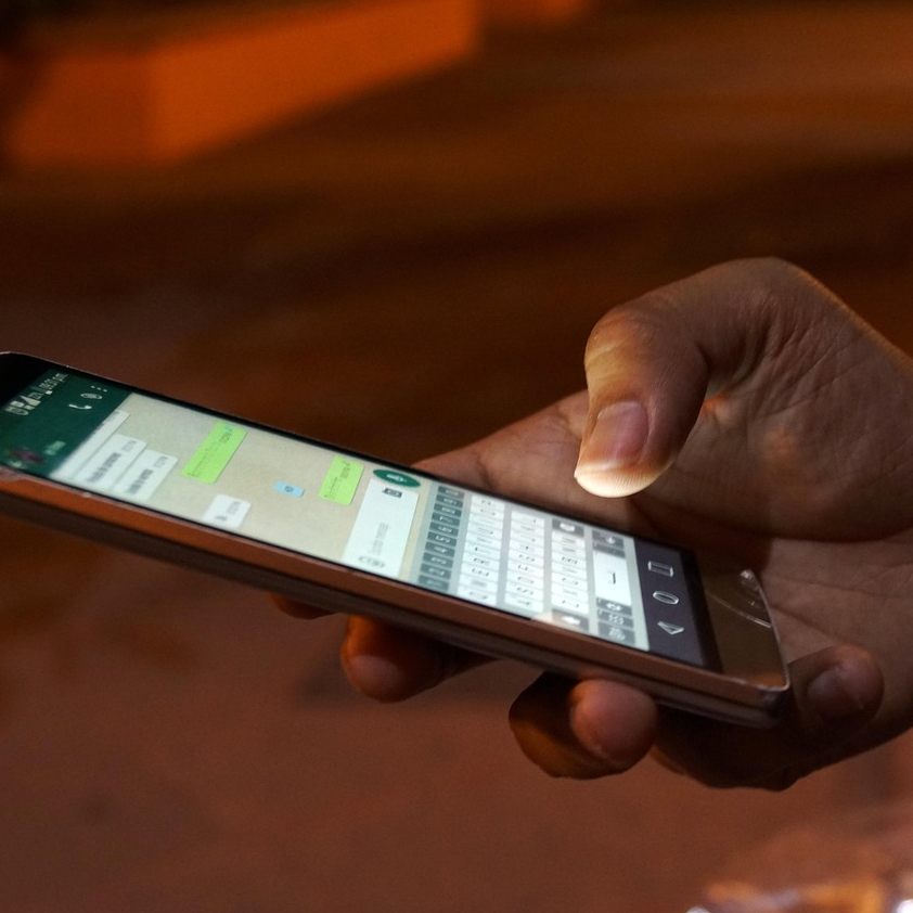 Scharfe Kritik gibt es an der Zustimmung Österreichs zur Chatkontrolle.