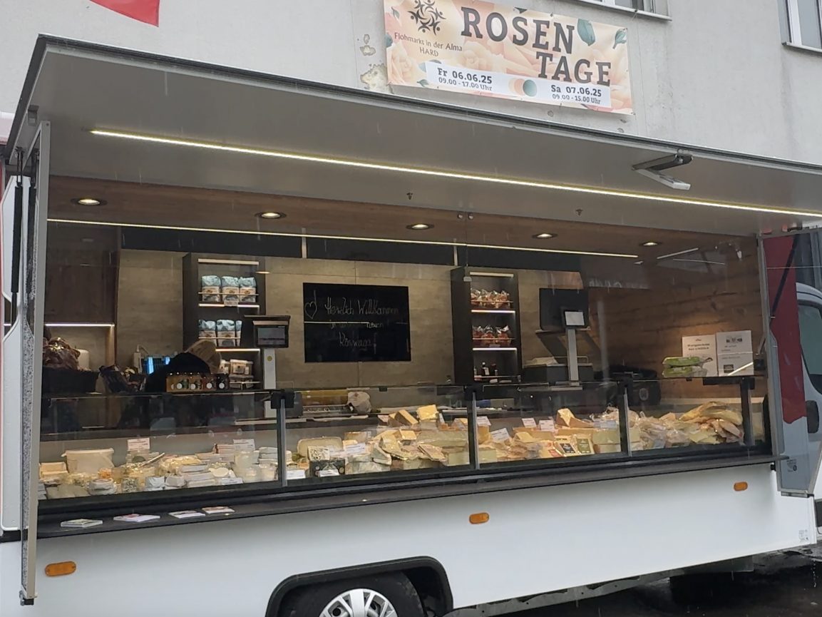 Ein Archivbild vom Frühjahr zeigt den Käsewagen.