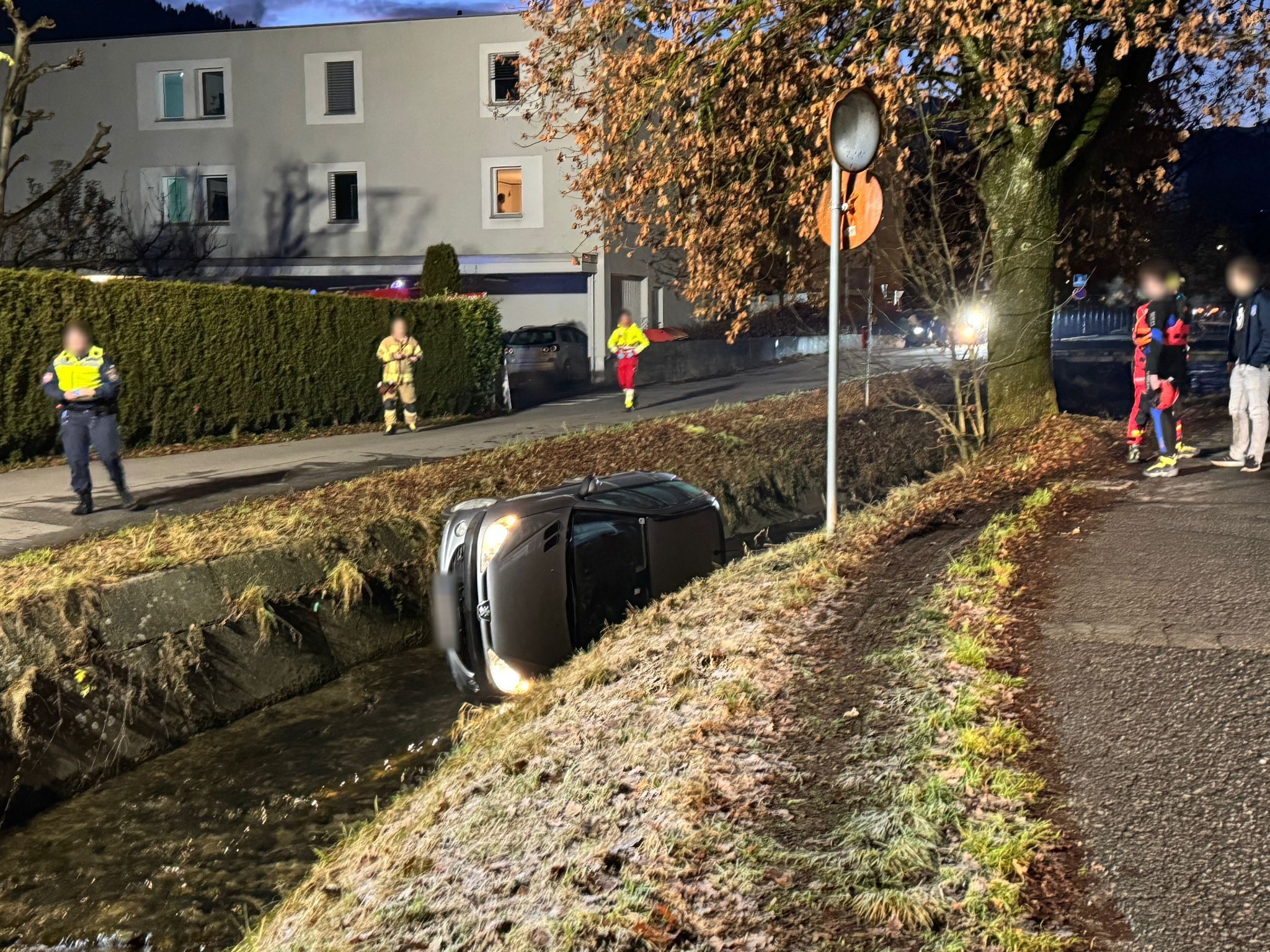 Auto-st-rzt-in-Dornbirn-in-Bach