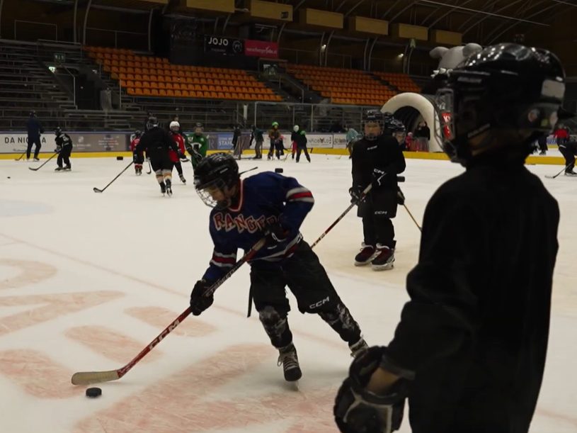 Familientag-auf-dem-Eis-Bulldogs-Dornbirn-begeistern-Gro-und-Klein