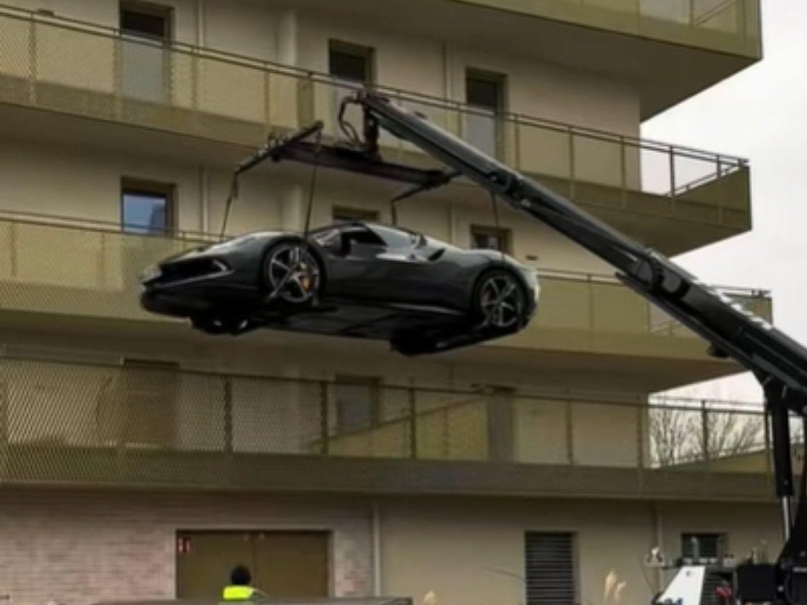Kein-Parkplatz-Wiener-parkt-Ferrari-kurzerhand-auf-dem-eigenen-Balkon
