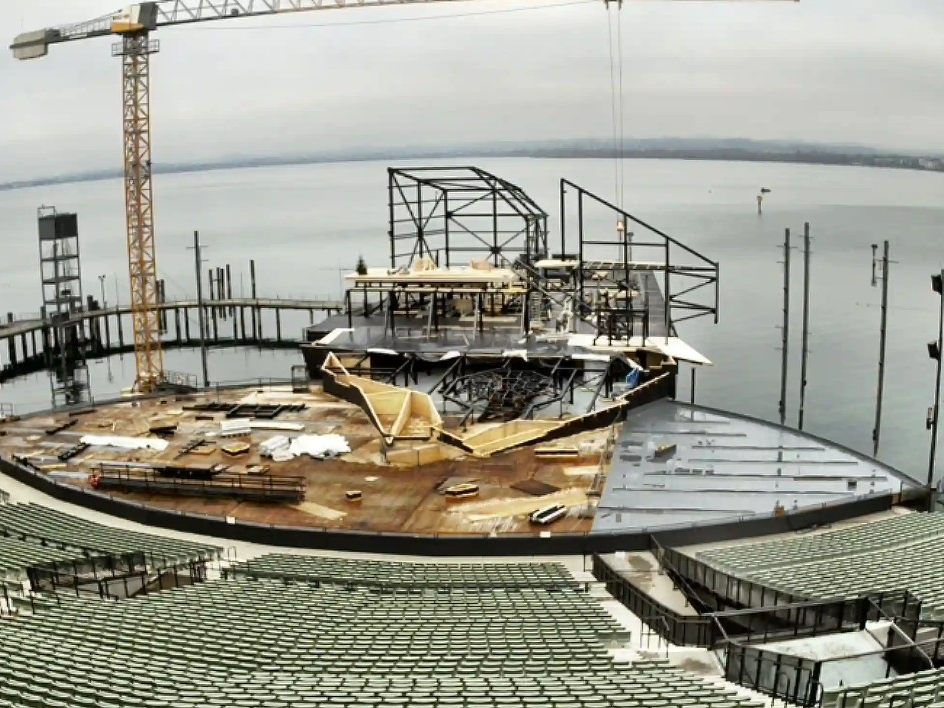 Stahlgerüst wird 25 Meter hohen zerbrochenen Spiegel aus Holz und Gewebe tragen.