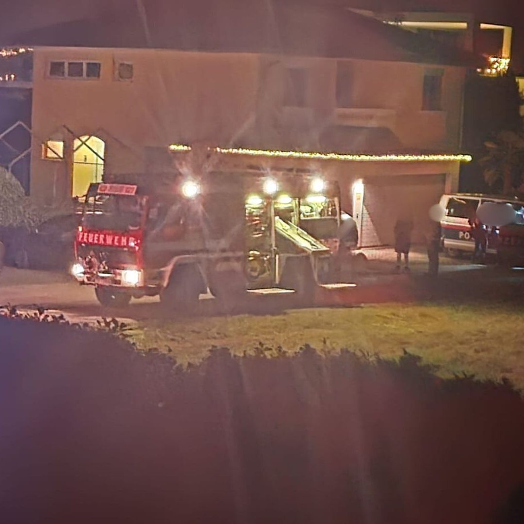 In Feldkirch-Gisingen wurden am Donnerstagabend Schüsse abgegeben. Ein Mann wurde lebensgefährlich verletzt, der Täter ist flüchtig.