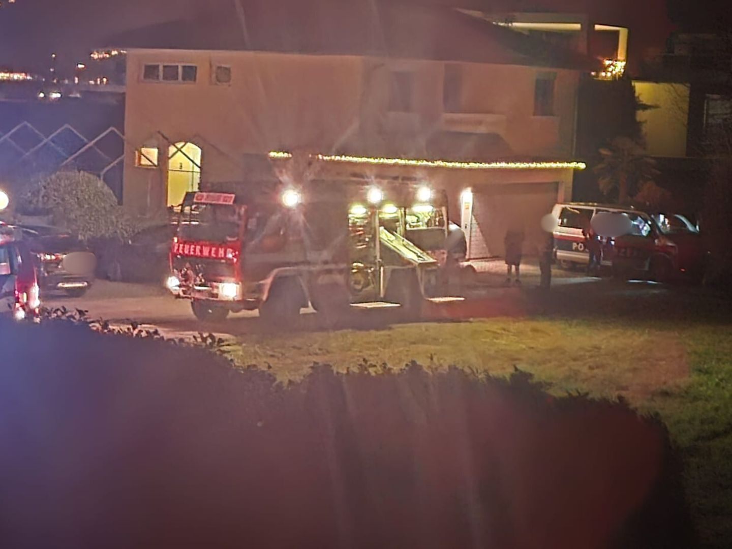 In Feldkirch-Gisingen wurden am Donnerstagabend Schüsse abgegeben. Ein Mann wurde lebensgefährlich verletzt, der Täter ist flüchtig.