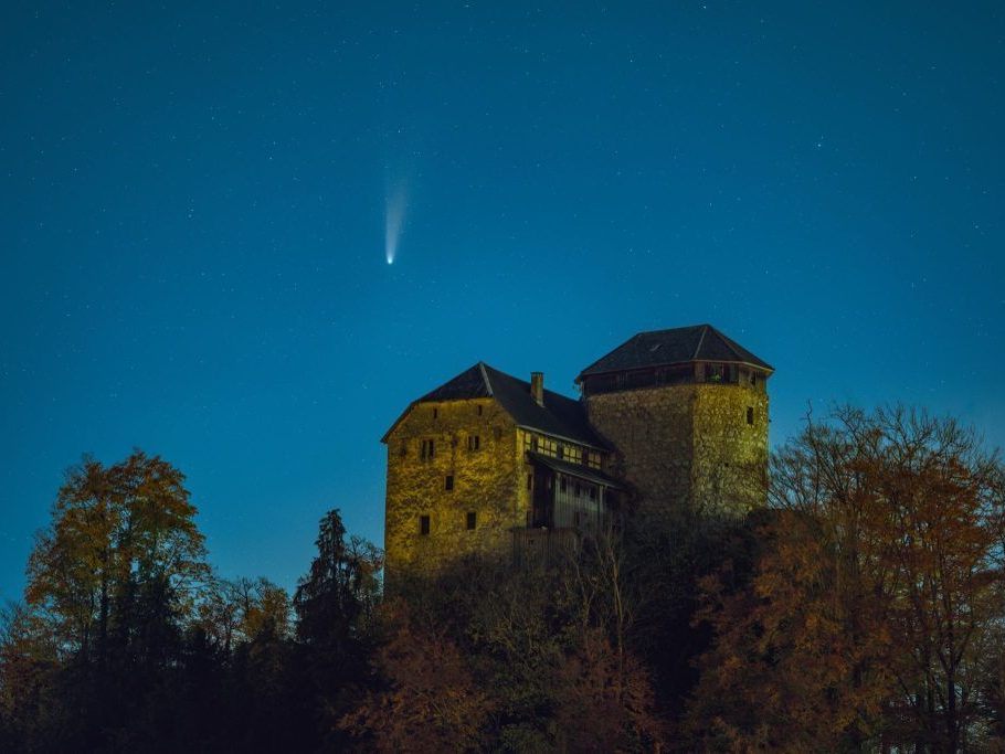R-ckblick-2025-Supermond-Polarlichter-und-seltene-Kometen-am-Vorarlberger-Himmel