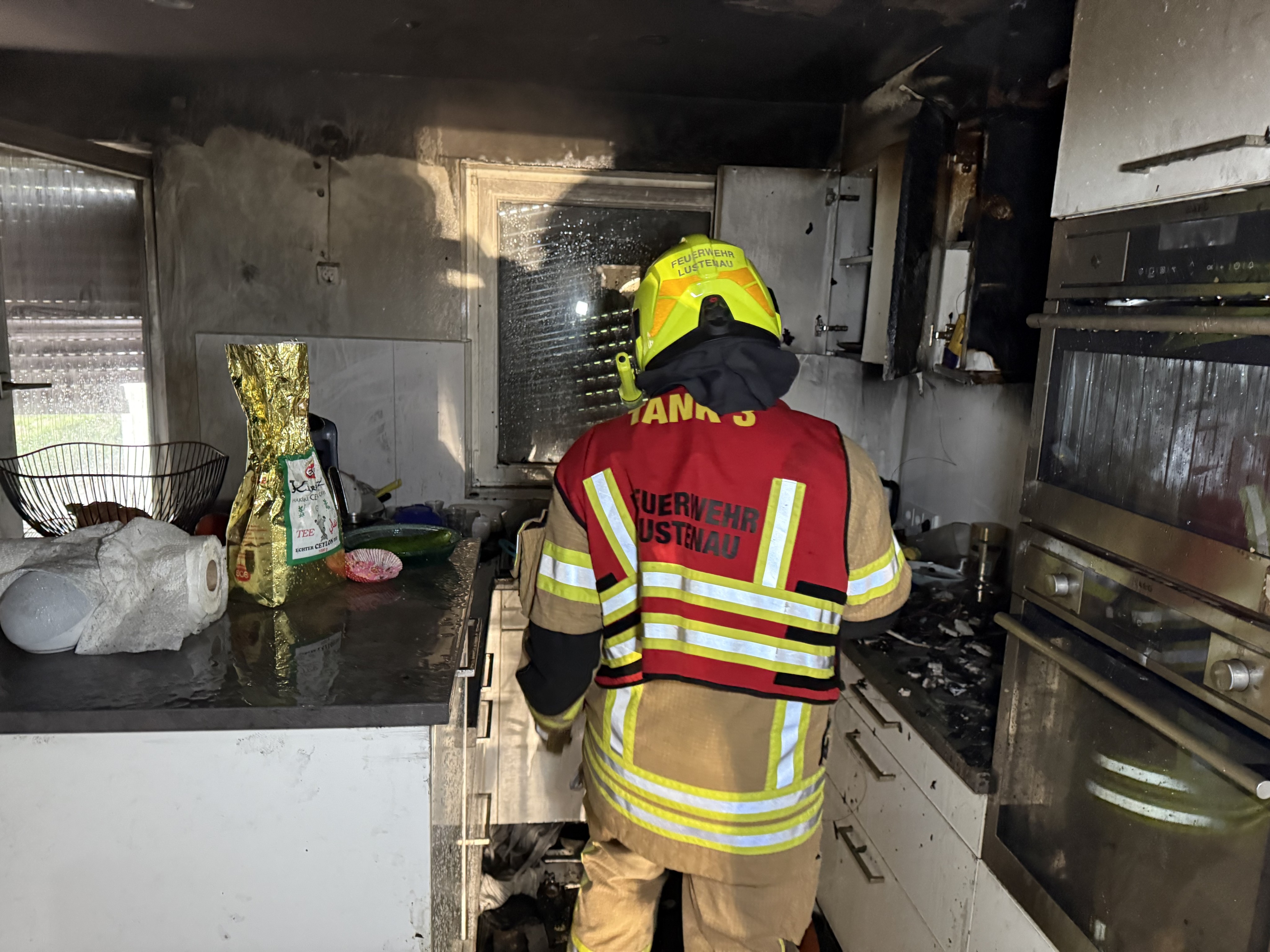 Hinweise zur Brandursache lagen zunächst nicht vor.