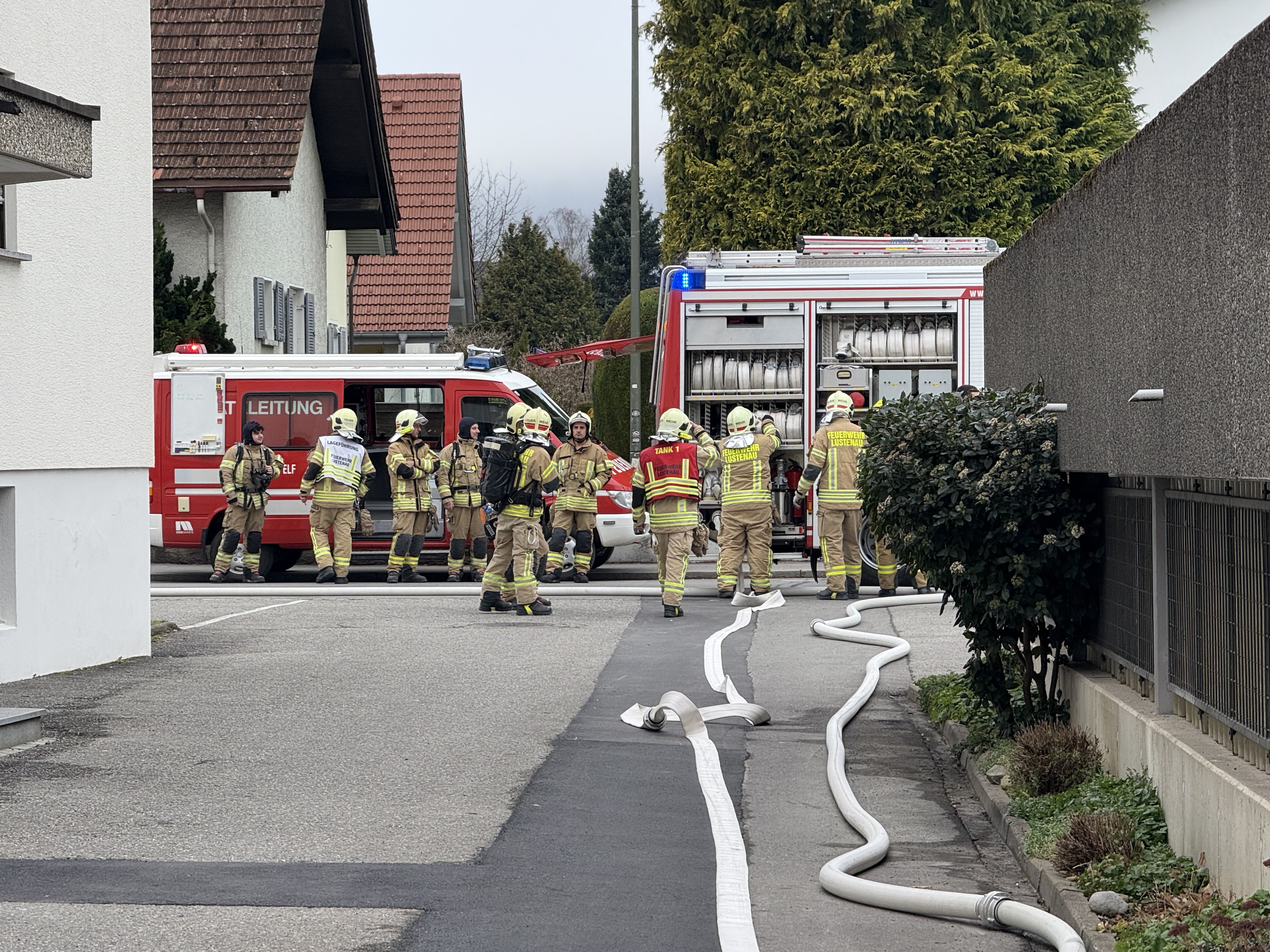 Die Feuerwehr war mit etwa 40 Einsatzkräften vor Ort.