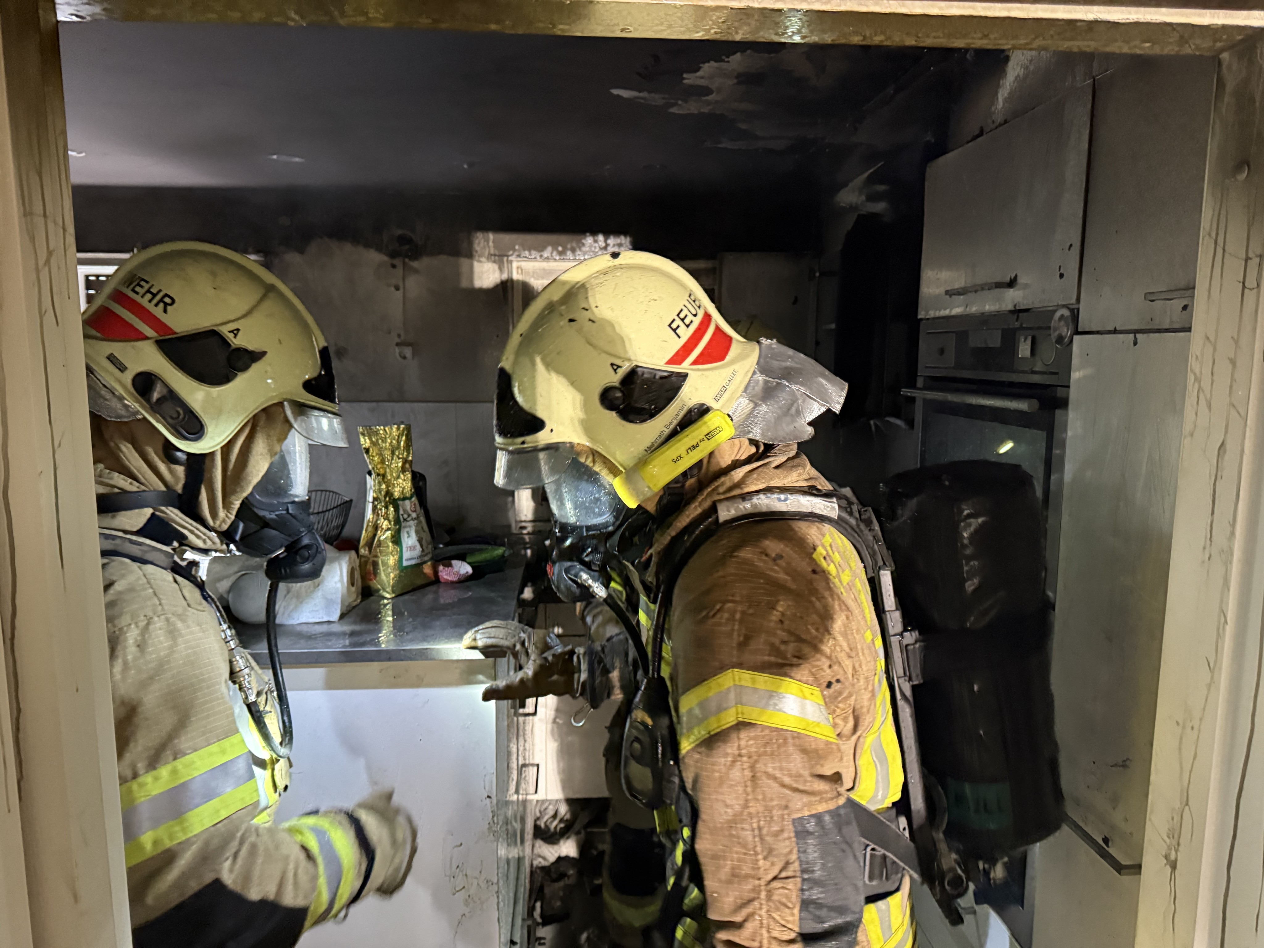 Die übrigen Bewohner konnten nach Abschluss der Löscharbeiten in ihre Wohnungen zurückkehren.